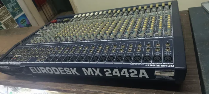 Mesa Behringer 24 canais