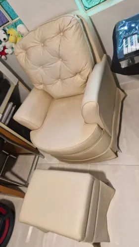 Cadeira de Balanço com Puff