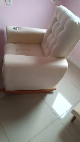 Cadeira poltrona de amamentação com puff semi nova , tá praticamente novinha