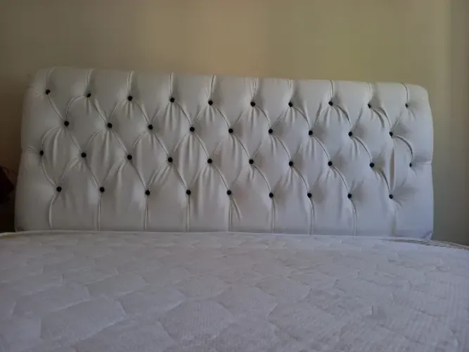 Cabeceira de Cama Queen Estofada em Corino Branca Moderna com Acabamento Premium