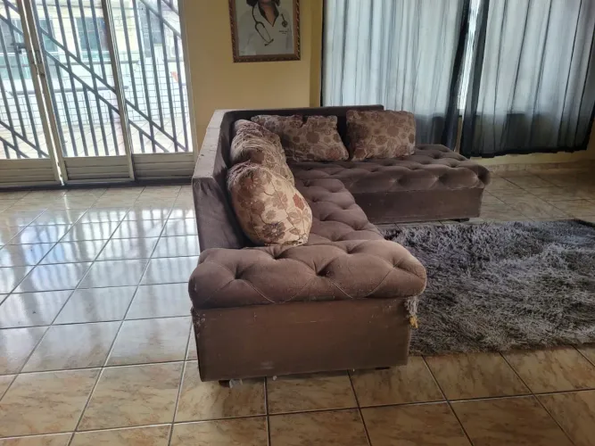 Sofá grande em formato de L