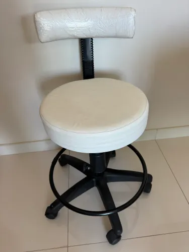 Vendo Mocho giratório semi novo