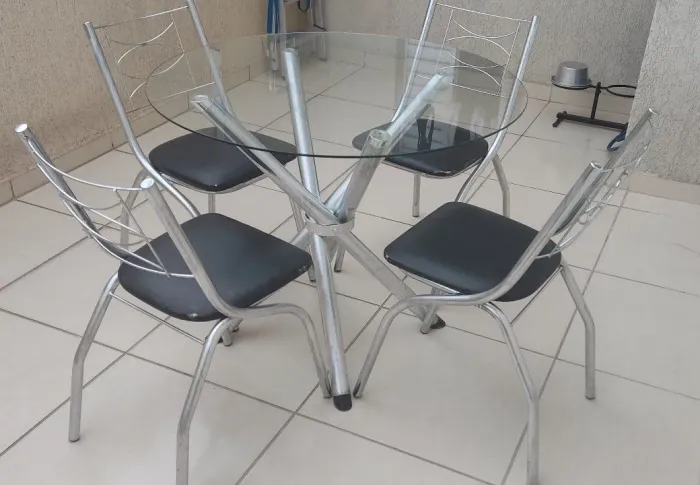 Conjunto Mesa Redonda Tampo de Vidro + 4 Cadeiras Cromadas