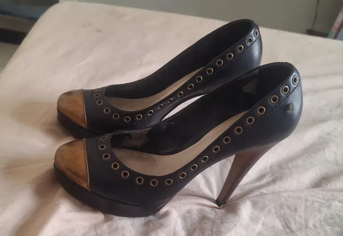Scarpin Capodarte preto com detalhes com ilhas e biqueira ouro velho
