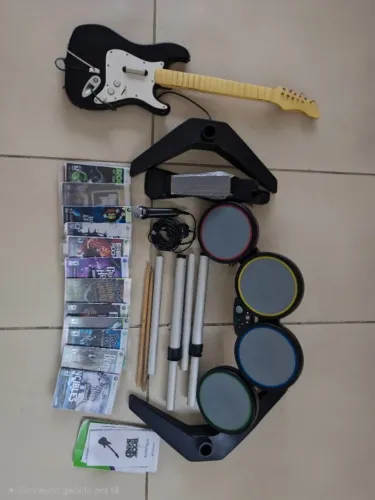 Kit Rock Band 360 - Guitarra, bateria, microfone e jogos
