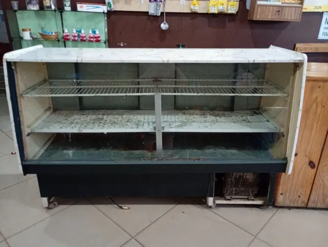 Vitrine refrigerada leia a descricao