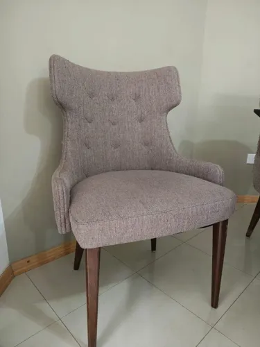 cadeira de jantar estofada em tecido de tom marrom-acinzentado (taupe)