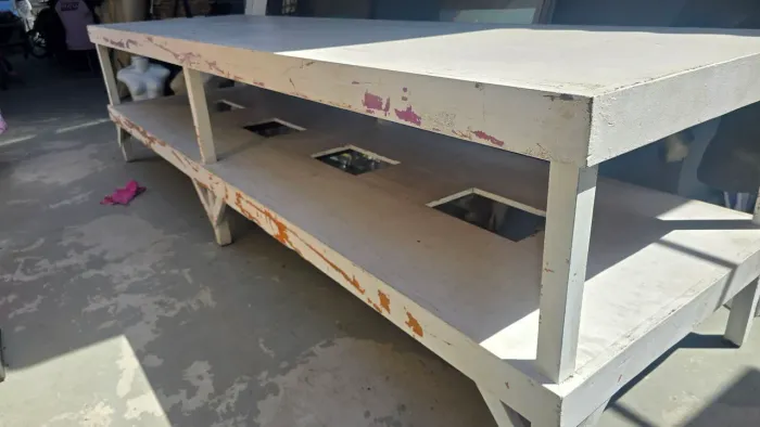 Mesa de madeira maciça potente forte.