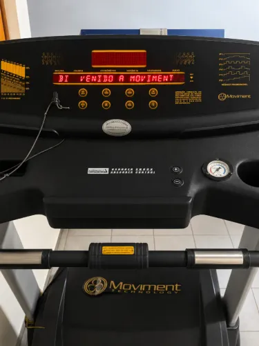 Esteira profissional Movement RT 300 PRO, robusta, com ampla área de corrida e inclinação