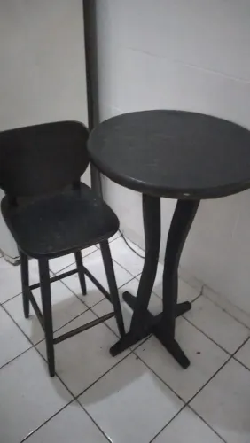 Mesa com 1 cadeira 