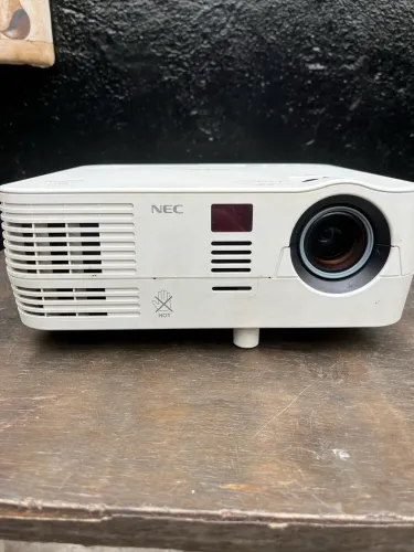 Reto projetor NEC 
