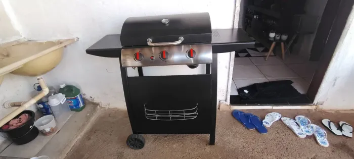 Estou vendendo essa churrasqueira a gás, comprada a pouco tempo nunca usada 