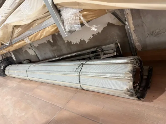 PORTA DE AÇO DE ENROLAR SEMINOVA 1,56M X 2,80M COM MOLAS EM ÓTIMO ESTADO