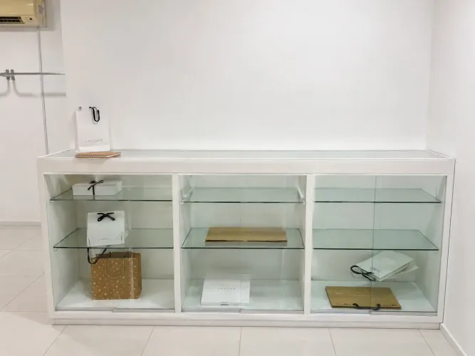 Balcão Expositor em MDF Branco com Vidro Temperado - 2,50m x 1,00m