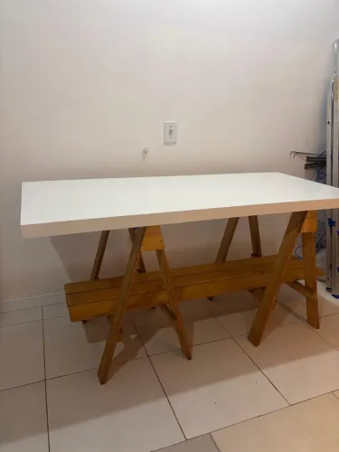 Mesa 100% MDF + cavaletes e suporte.