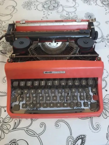 Máquina de escrever Ollivet Lettera 32