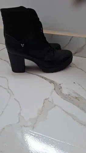 Bota com salto