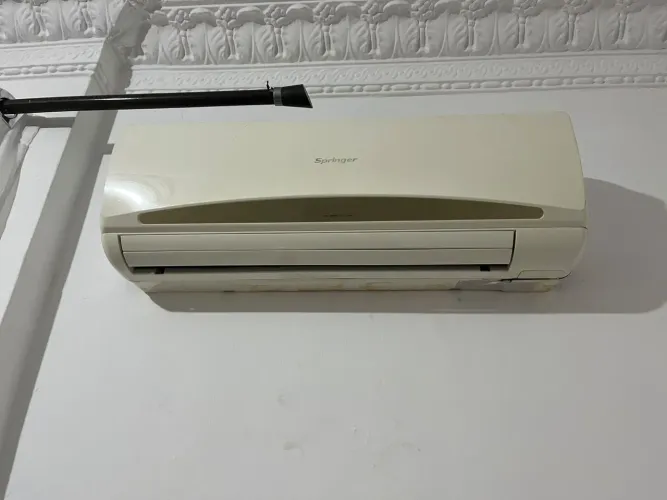 Vendo ar condicionado Split, marca Springer, 12.000 BTus funcionando perfeitamente.