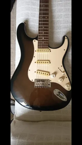 Guitarra tagima special series com captadores squier strat