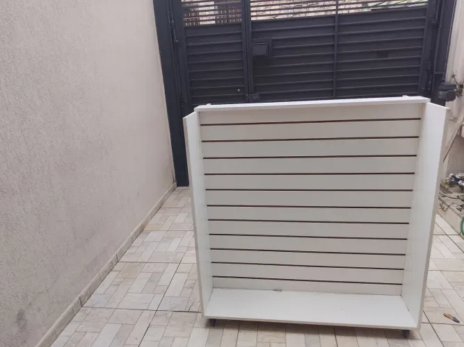 expositor central tipo gôndola/ilha em MDF com painel canaletado duplo