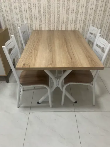 Mesa de jantar medindo 1,50 x 0,80 e 4 cadeiras