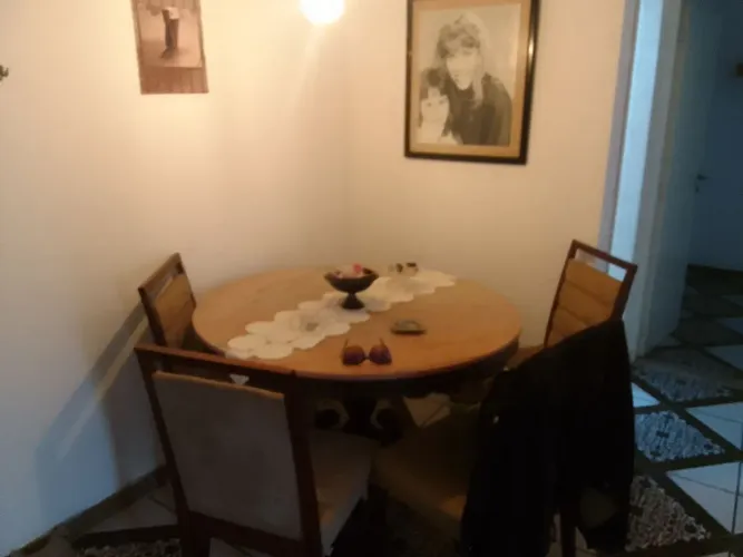 Vendo mesa de jantar redonda com mármore italiano e madeira de lei.Raridade.