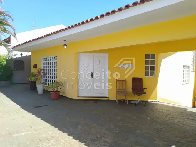 Residência Semimobiliada com Piscina - Oficinas