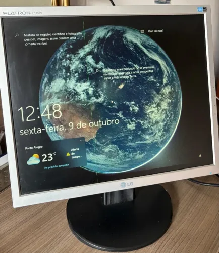 Monitor LG Flatron L1752S-SF 17" com defeito na tela (linha vertical)