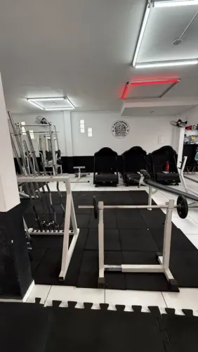 VENDE SE - ACADEMIA COMPLETA