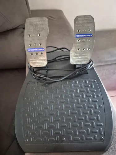 Pedais Thrustmaster