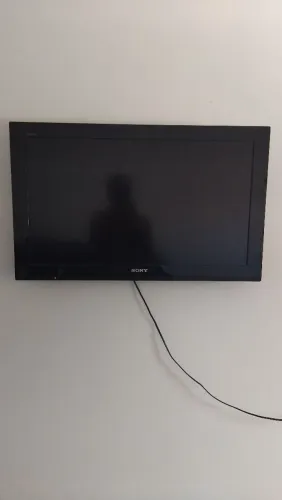 Vendo TV SONY 32", aparelho está ligando a luz vermelha porém não dá imagem. Não e smart .