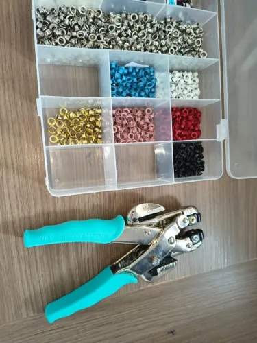 Aplicador de ilhós com ilhós 