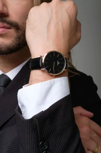 RELÓGIO COM PULSEIRA DE COURO PRETA - ACOMPANHA CAIXA PREMIUM!