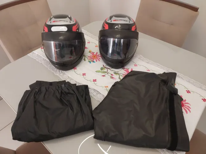 Vendo Kit 2 capacete San Marino + capa de chuva.