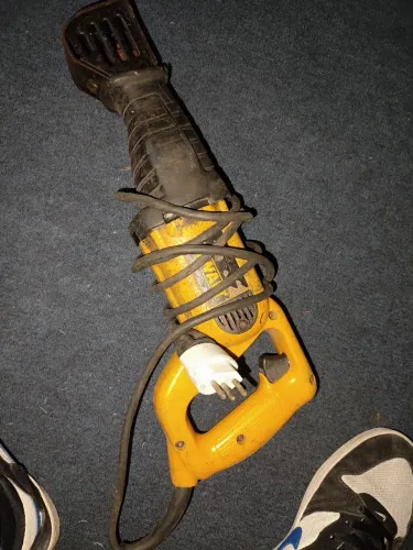 Serra Sabre DeWalt elétrica com fio