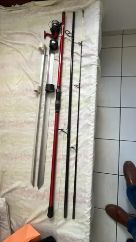 Vara de pesca daiwa com molinete e dois pé de vara