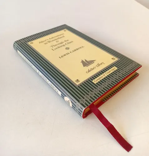 Edição de colecionador do livro Alice no País das Maravilhas em inglês