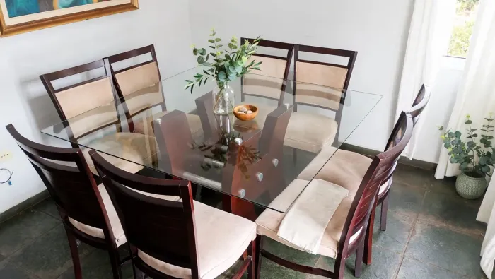 Mesa de Jantar de Vidro e Madeira com 8 cadeiras Almofadadas