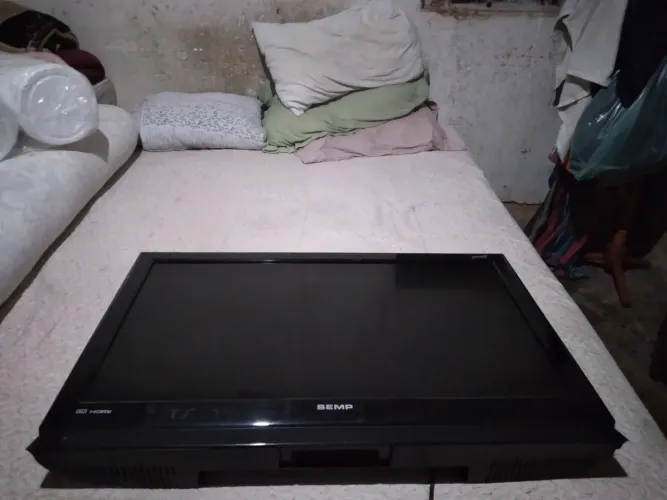 Vende se televisão