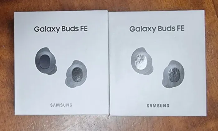 Galaxy Buds FE na caixa lacrada