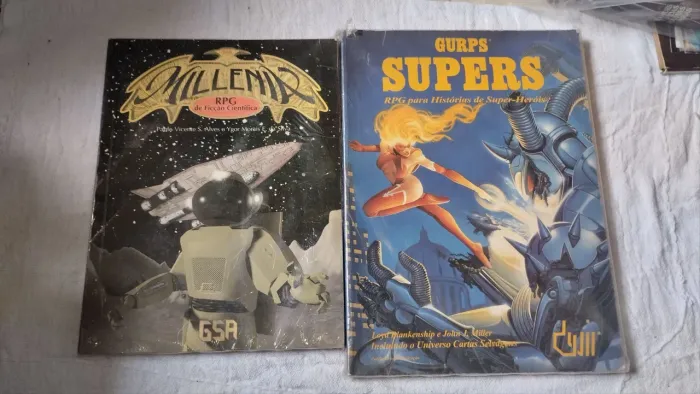 Livros de RPG e quadrinhos de super heróis e álbum pra colecionador 