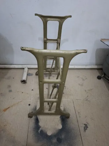 Pé de mesa de costura