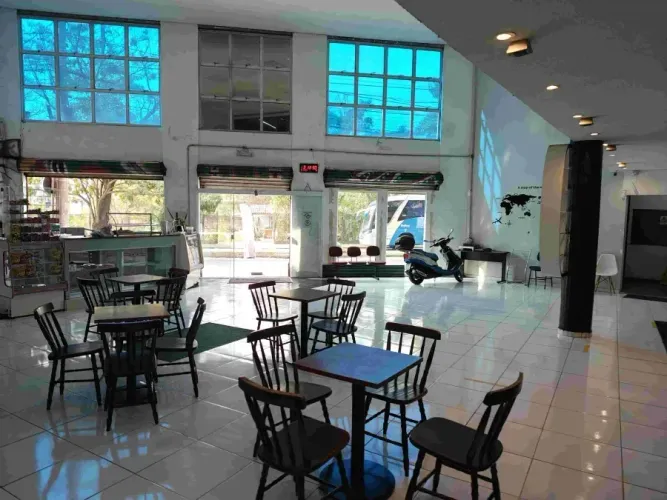 Prédio comercial em Avenida na Zona Central/ 750 m²/ 12 salas/ 4 andares