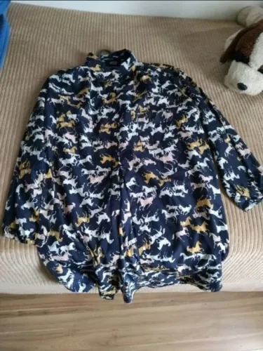 camisa h&m estampa cavalos azul marinho 