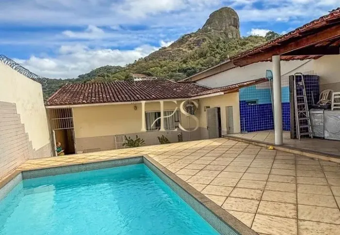 Casa Duplex à Venda com 3 Quartos em Santa Cecília - Vitória ES