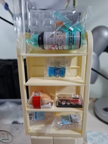 Miniatura mini brands fill the fridge