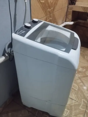 Maquina de semi- nova lavar roupa super leve. 