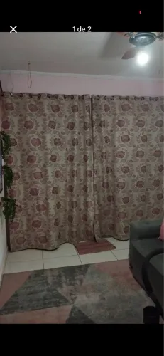 Cortina bege com rosa da pernambucanas 