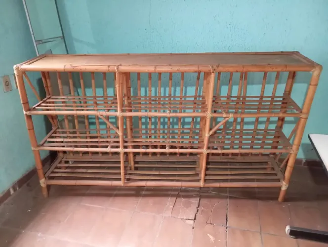 Estante de bambu e mesa de computador