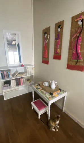 Conjunto de estante, mesa e espelho